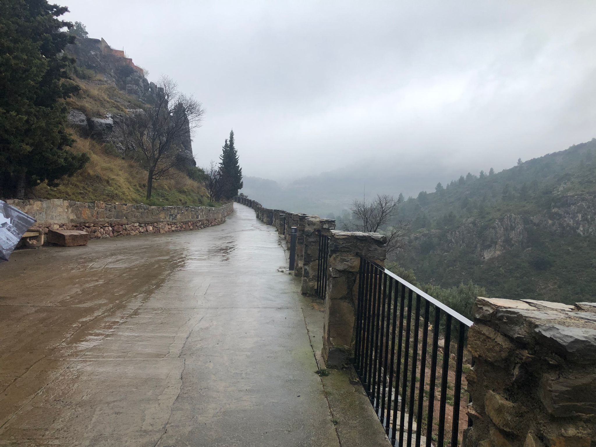 Paseo de detras del castillo. Vista hacia Los Perez con niebla